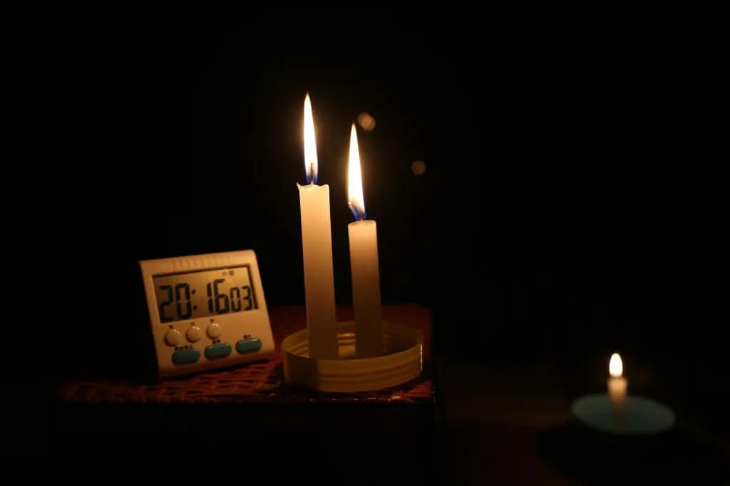 candlelight-3194287_1920 - Evergreen Off-Grid